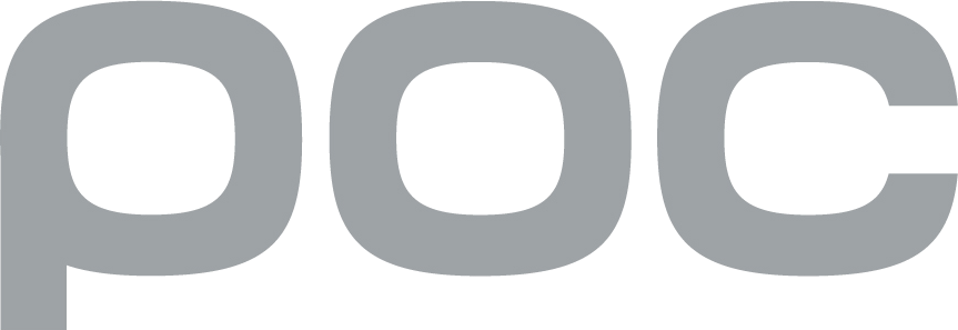 Silberne POC Buchstaben Silberne Großbuchstaben "POC" auf weißem Hintergrund.