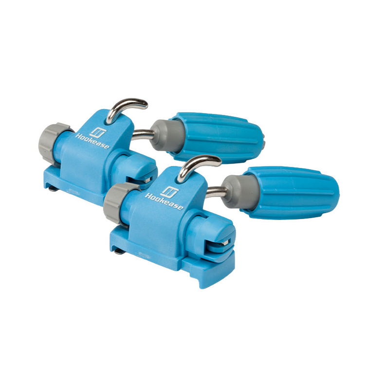 Zwei blaue Hookease Ski Trainer liegen schräg nebeneinander auf weißem Hintergrund. Jeder hat einen silbernen Haken für den Skistock, einen grauen Drehknopf und einen länglichen Aufsatz für Kinderski. Für kontrolliertes Lernen.