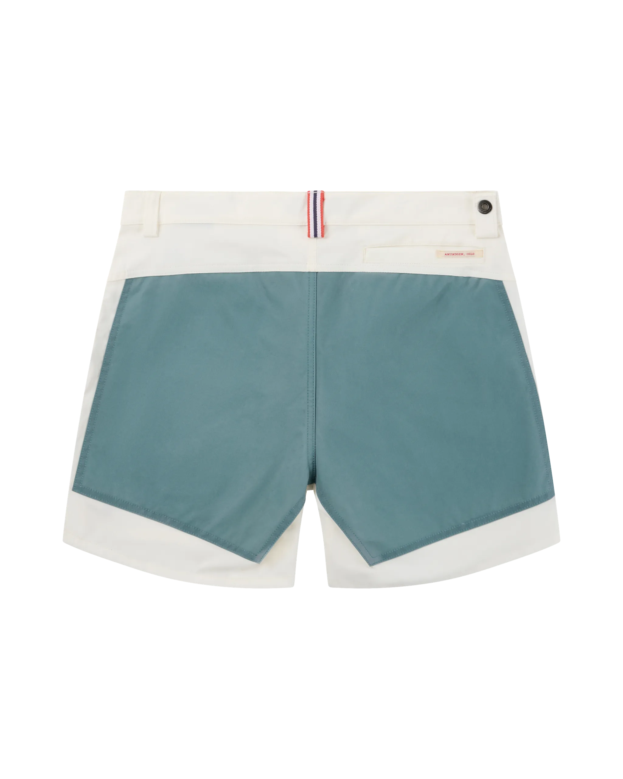 Short beige avec empiècements bleu-vert, montré de dos. Ceinture avec accents rouges, blancs et bleus et petite étiquette logo.