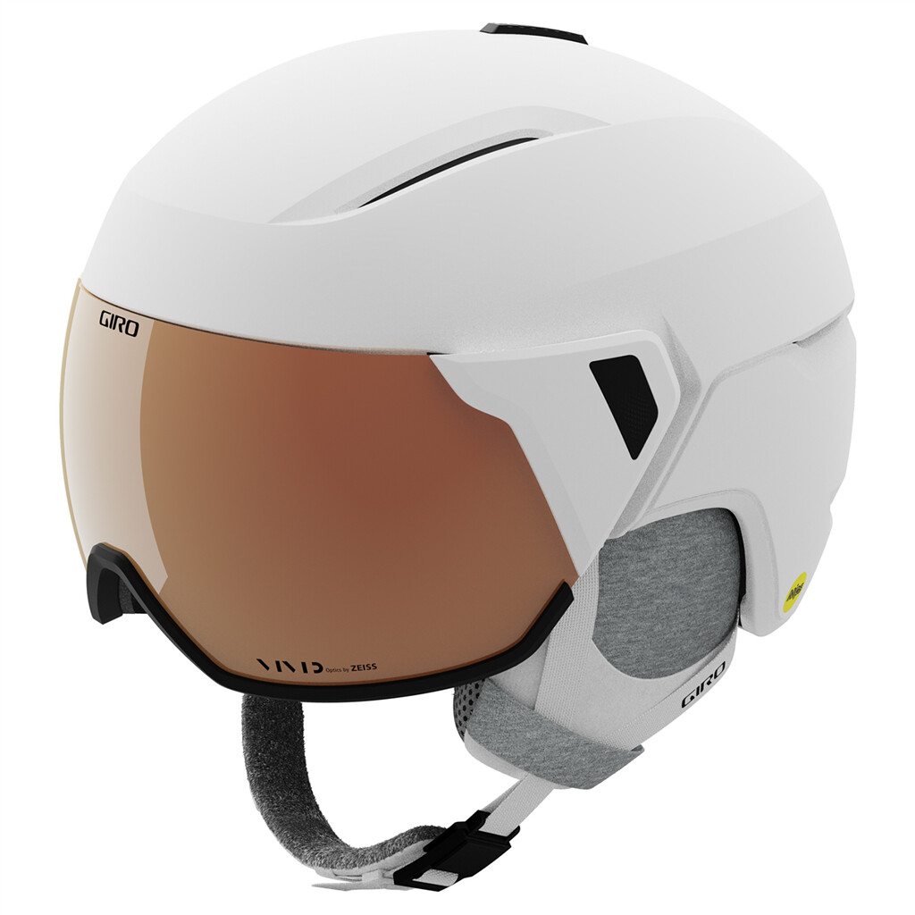 Detailaufnahme: Matter, weißer Skihelm Giro Aria mit braunem Visier und MIPS-Logo.