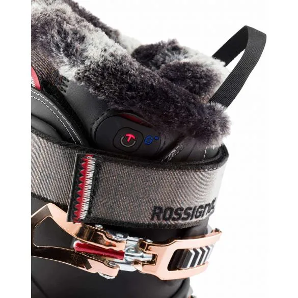 Vue détaillée de la chaussure de ski Rossignol Pure Pro Heat avec bord en fourrure et affichage du niveau de chauffage sur la tige.