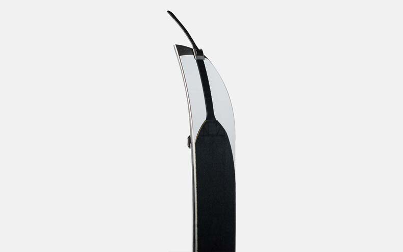 Seitenansicht eines Jones Nomad Pro Splitboard Fells, schwarz-weiß, mit Spannsystem, vor hellem Hintergrund.