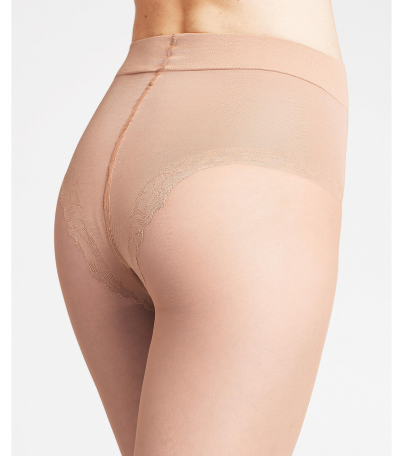 Gros plan d'une femme portant un collant Shaping Top 20 DEN en Cocoon.