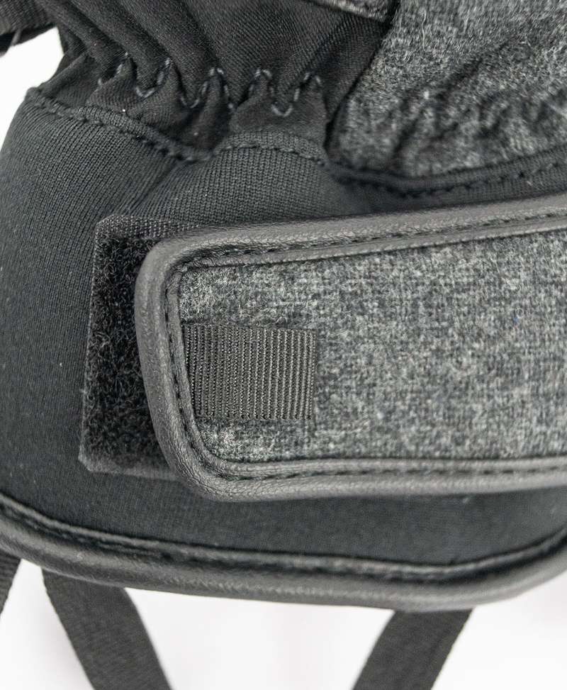 Reusch Alexis Pinturault Handschuh Detailaufnahme eines Reusch Alexis Pinturault GTX Handschuhs, Fokus auf Verschluss mit Lederakzenten und Gore Grip-Technologie.