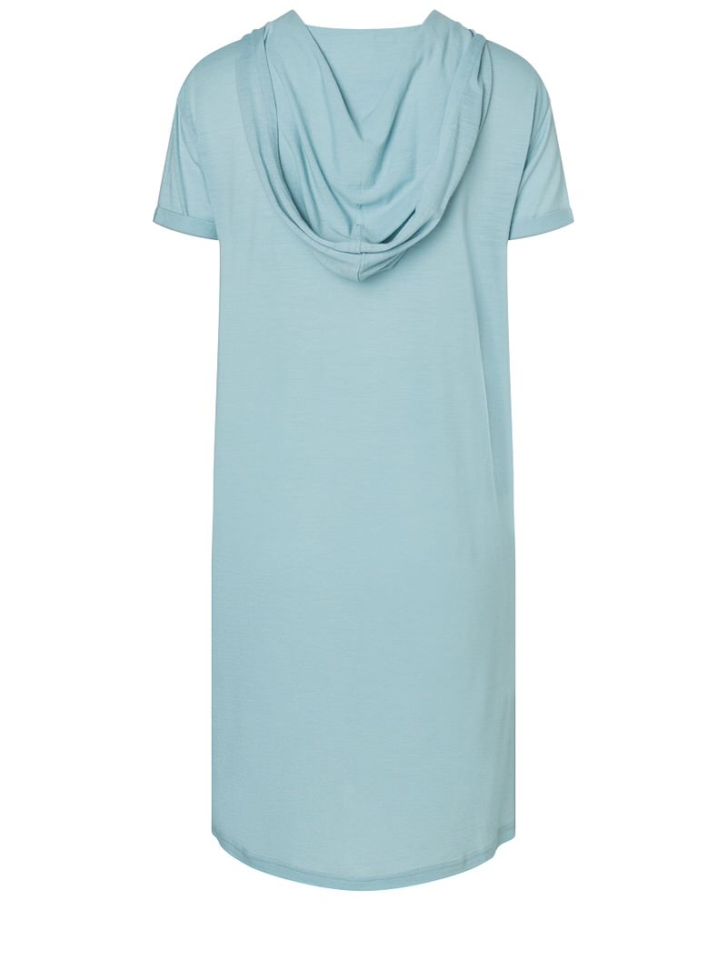 Rückansicht eines hellblauen Hooded Dress mit kurzen Ärmeln und Kapuze.