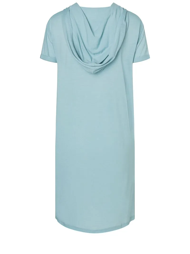 Rückansicht eines hellblauen Hooded Dress mit kurzen Ärmeln und Kapuze.