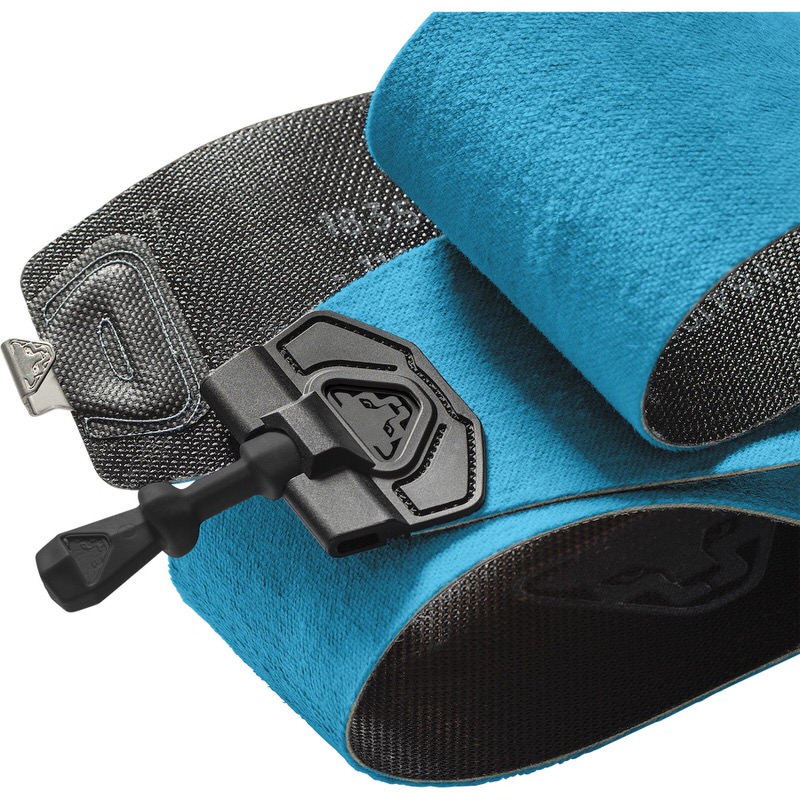 Nahaufnahme von Dynafit Radical 97 Ski-Fellen, türkis mit schwarzem Fellverbinder.