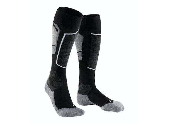 FALKE SK4 Kniestrümpfe Zwei FALKE SK4 Skiing Kniestrümpfe in Schwarz und Grau mit Polsterung, auf weißem Hintergrund.
