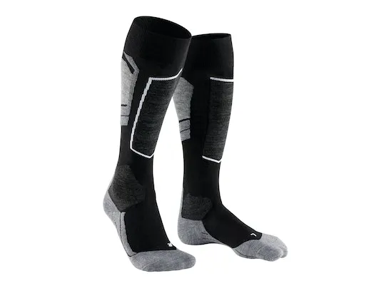 Zwei FALKE SK4 Skiing Kniestrümpfe in Schwarz und Grau mit Polsterung, auf weißem Hintergrund.