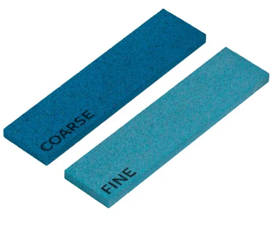 Due pietre per affilare, una blu scuro e una blu chiaro, etichettate come "COARSE" e "FINE".