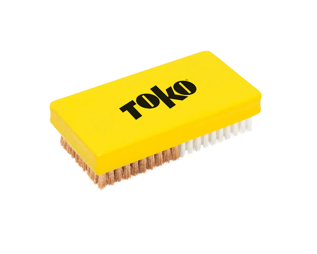Gelbe Toko Base Brush Combi mit Kupfer- und Nylonborsten. Die Borsten sind in zwei Hälften geteilt.