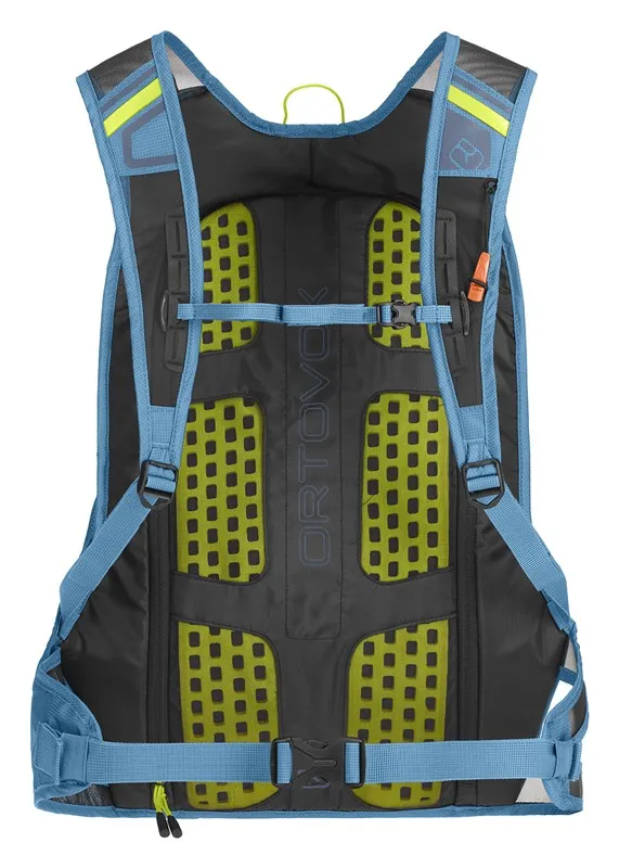 Vista posteriore dello zaino Ortovox Tour Trace 25 Green Isar con imbottitura verde e cinghie blu.