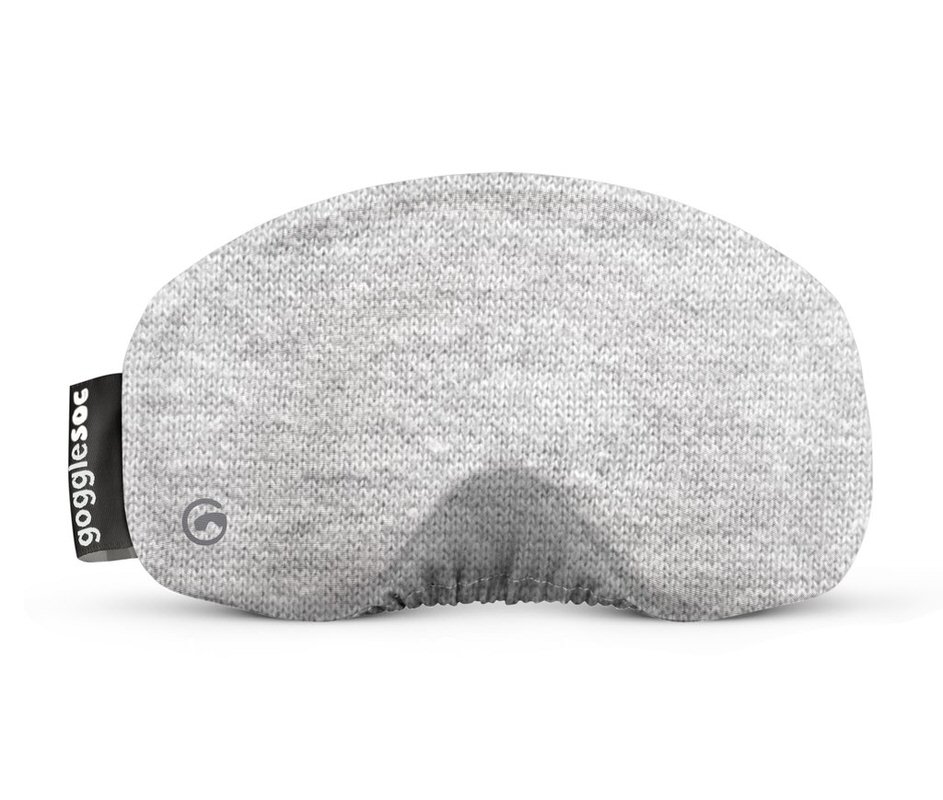 Grauer Knit Soc Brillen Schutzhülle aus Mikrofaser, seitlich Etikett mit Logo.