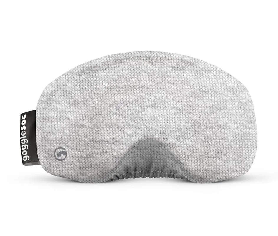 Grauer Knit Soc Brillen Schutzhülle aus Mikrofaser, seitlich Etikett mit Logo.