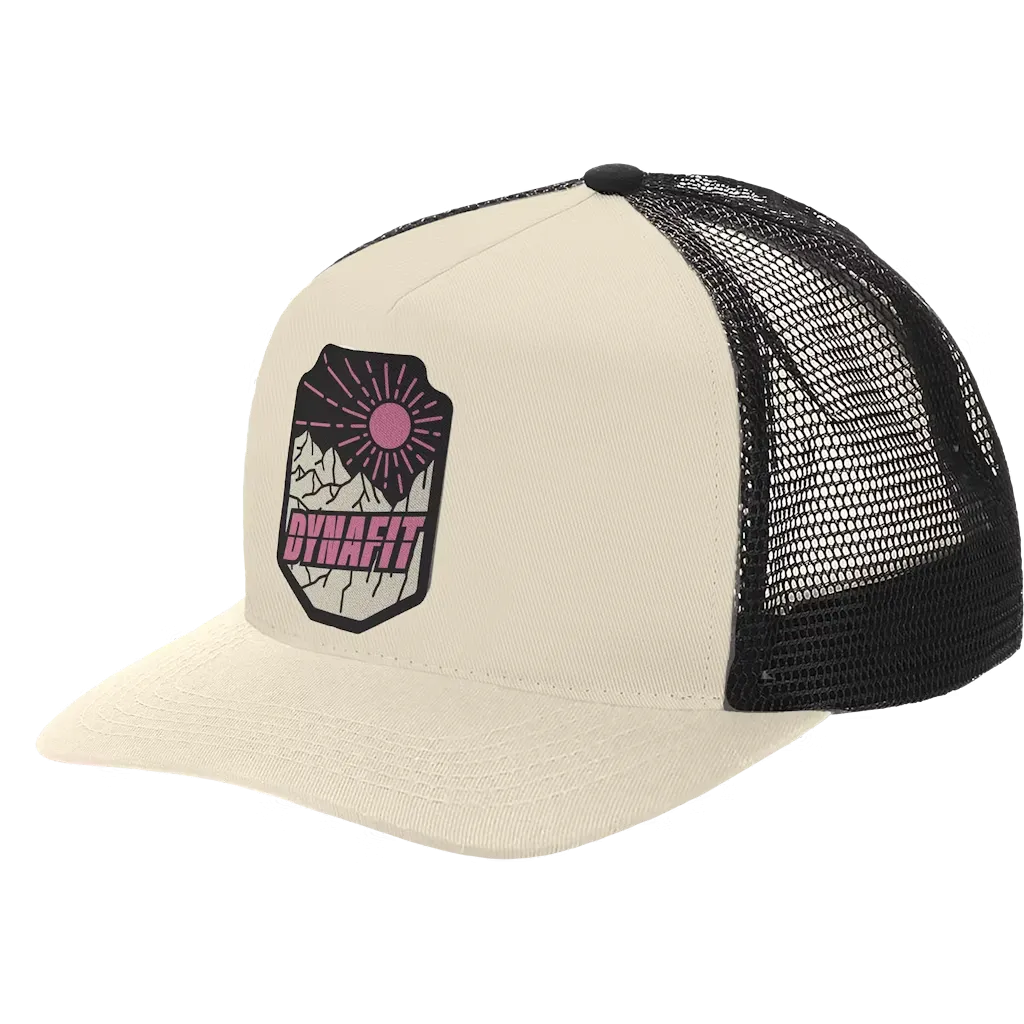 Beige Kappe mit schwarzem Netzteil. Auf der Vorderseite ein Aufnäher mit Bergen, Sonne und dem Schriftzug "DYNAFIT" in Pink.