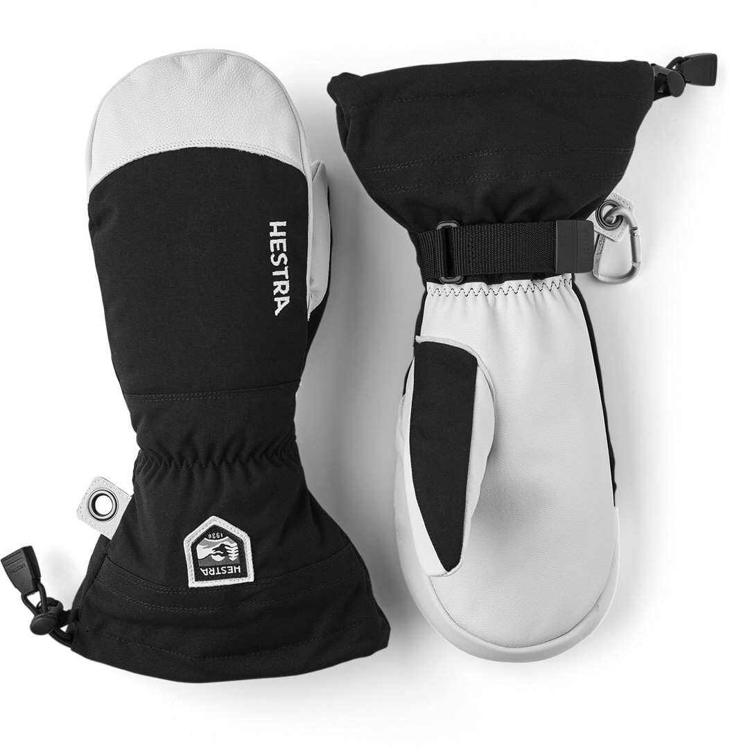 Guanti da sci Hestra Un paio di guanti da sci Hestra in bianco e nero su sfondo bianco.