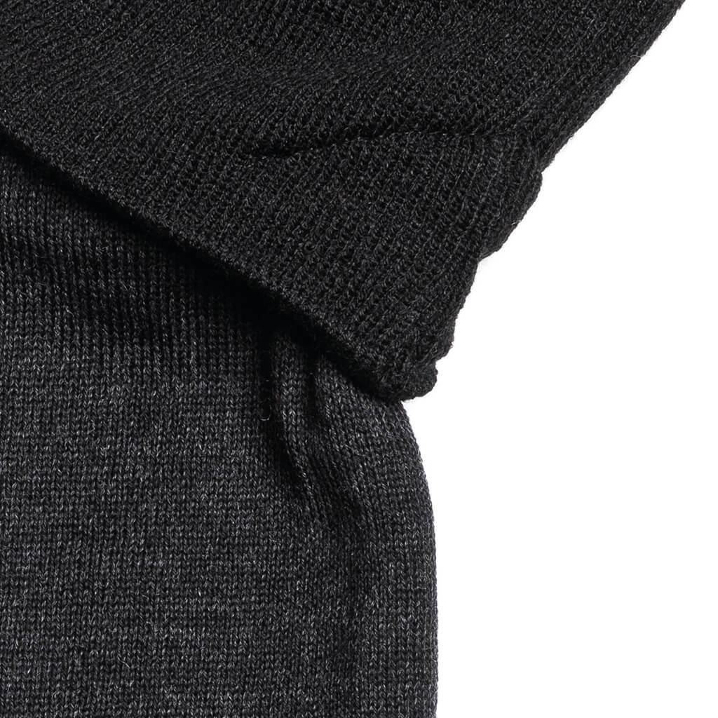 Detailaufnahme des schwarzen "The JB" Beanie- und Neckwarmer-Sets. Strickmuster erkennbar.