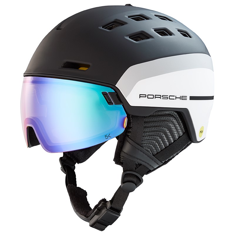 Schwarzer Porsche Radar 5K Photo Mips Skihelm mit blau-lila schimmerndem Visier und weißen Akzenten, befestigtem Kinnriemen.