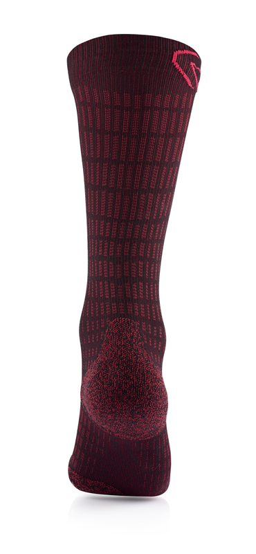 Un calzino lungo rosso bordeaux con accenti rettangolari rosso scuro e un logo rosa è mostrato in verticale.