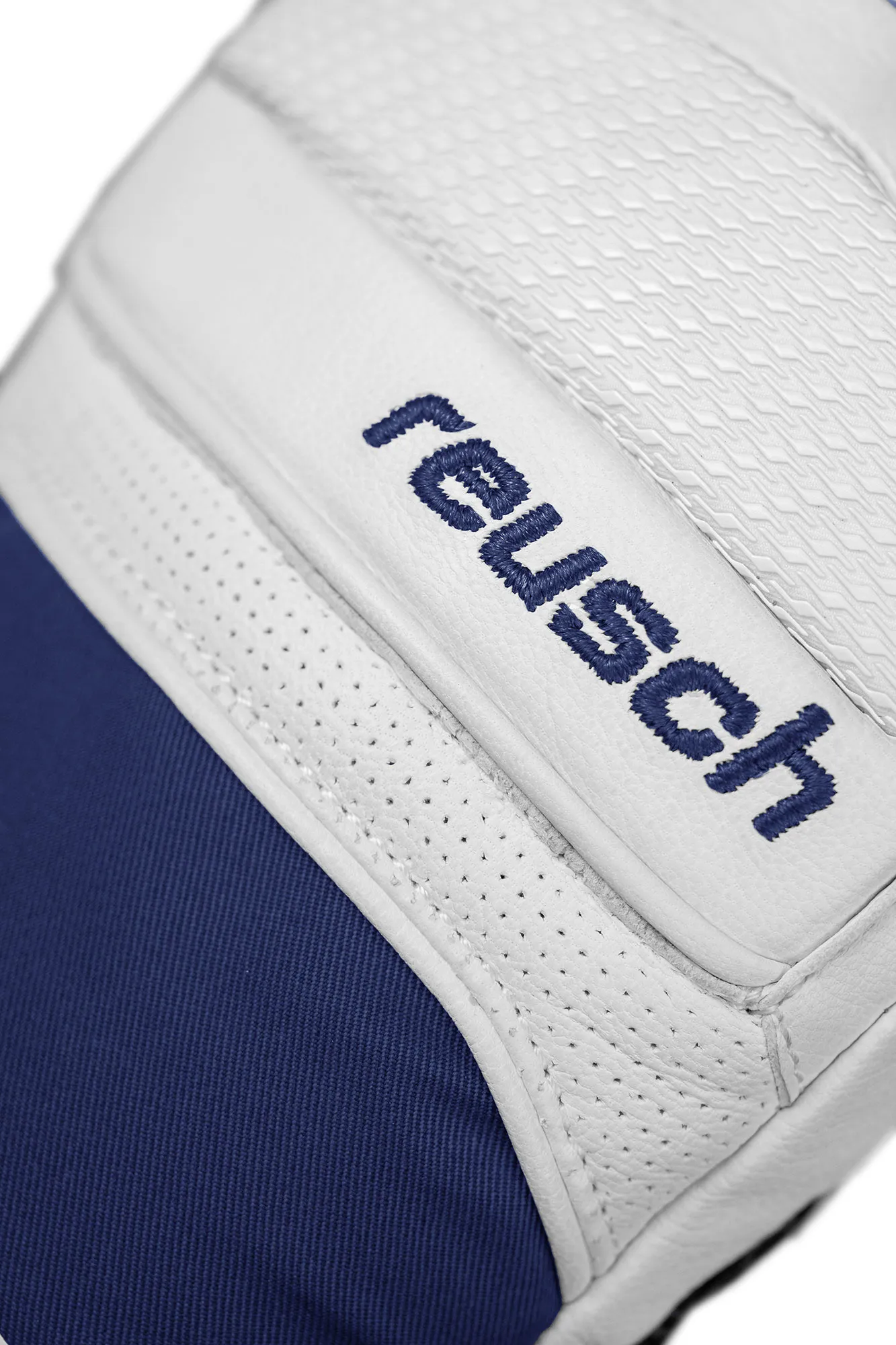 Dettaglio di un guanto da portiere bianco con scritta "Reusch" blu e parte in tessuto blu.