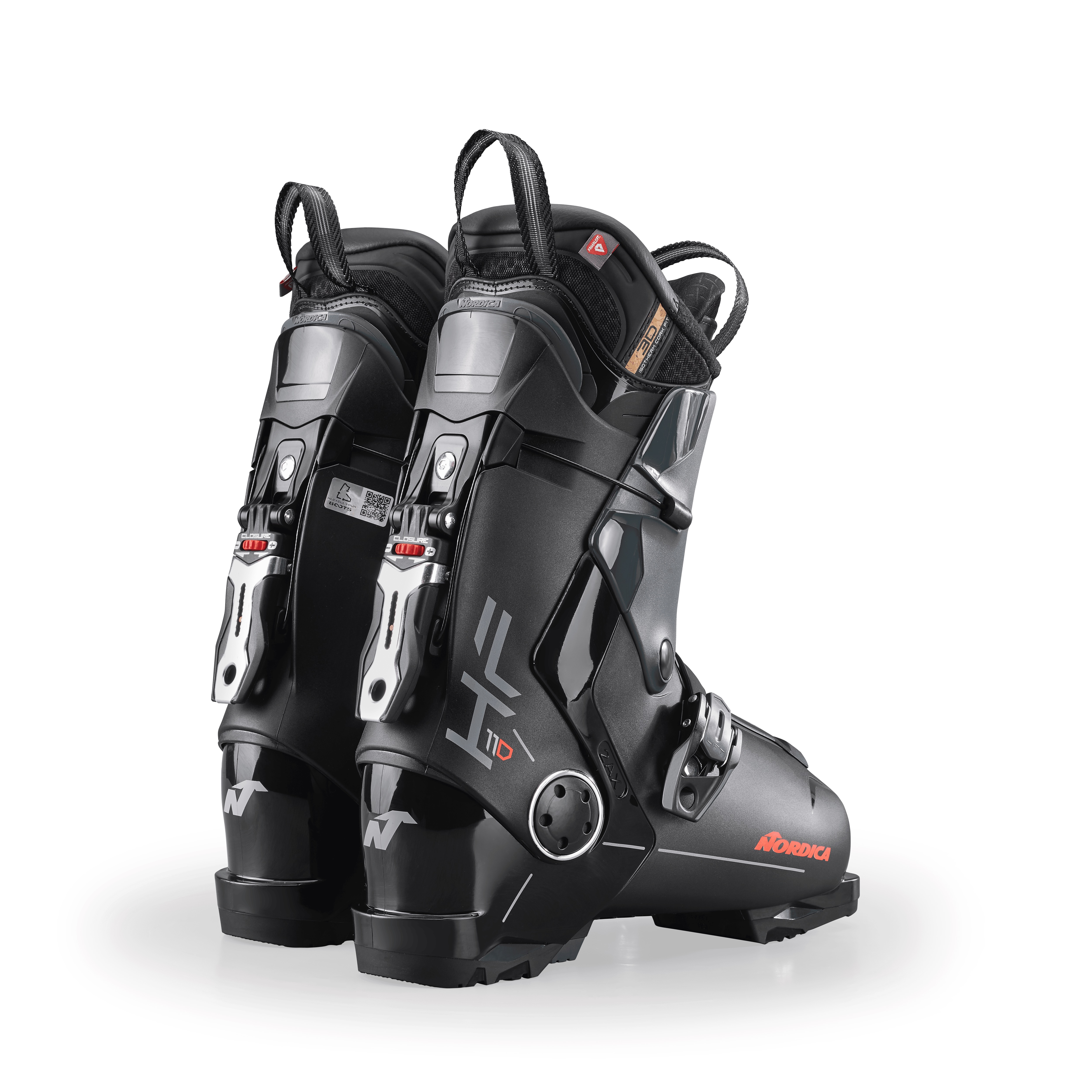 Zwei schwarze Nordica HF 110 GW Skischuhe von hinten mit Metallschnalle und Schlaufe zum Anziehen.