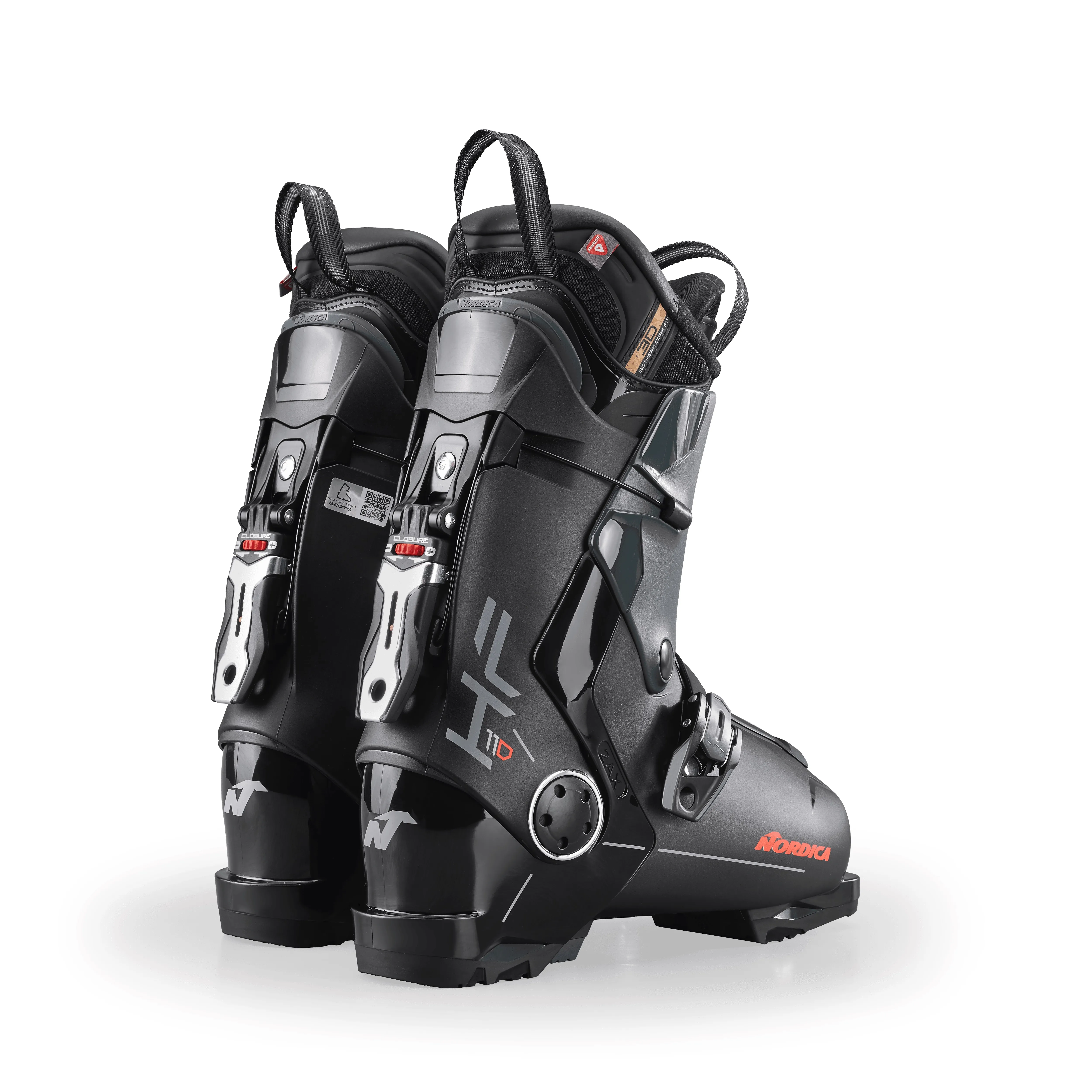 Zwei schwarze Nordica HF 110 GW Skischuhe von hinten mit Metallschnalle und Schlaufe zum Anziehen.