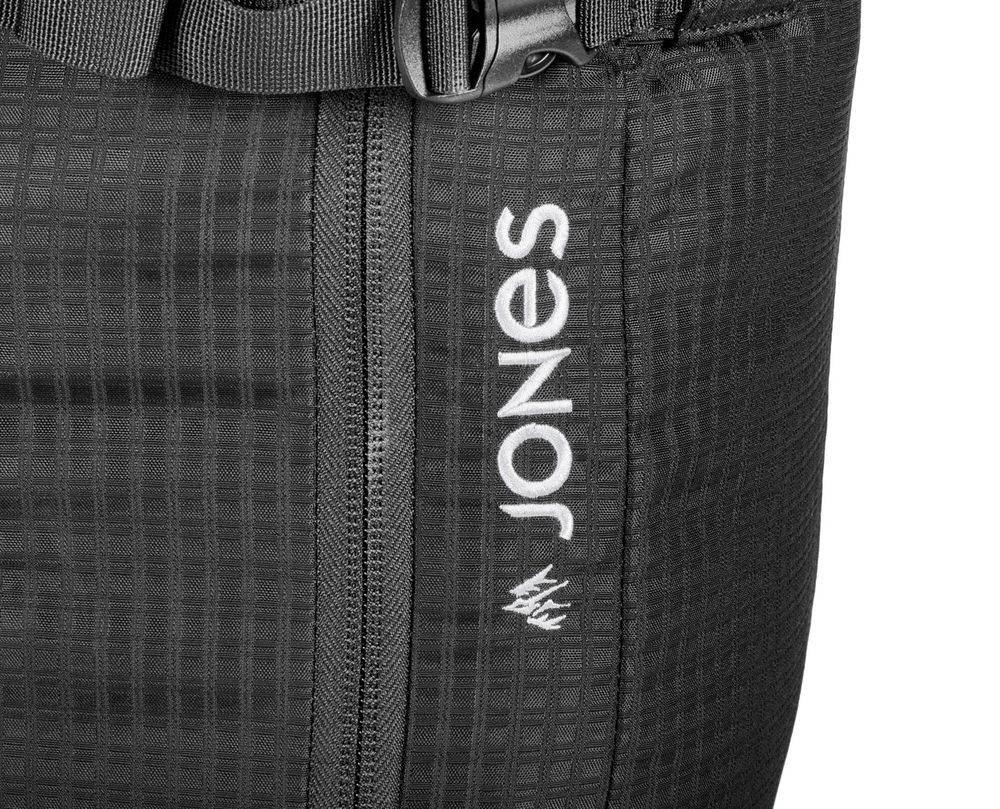 Schwarzer Jones Rucksack Nahaufnahme vom schwarzen Jones DSCNT RAS Rucksack mit Reißverschluss und Logo.