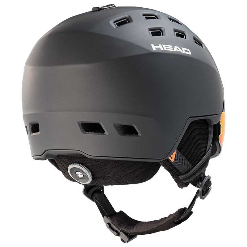 Schwarzer Skihelm Head Radar 5K Pola. Helm mit Visier, Belüftungslöchern und Kinnriemen von der Seite.