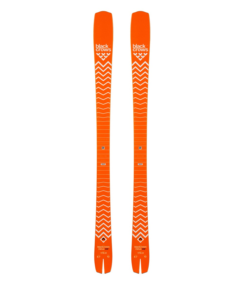 Zwei orangefarbene Black Crows Mirus Cor Ski mit weißem Zickzackmuster, von oben bis unten ausgerichtet.