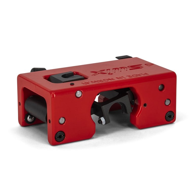 Rotes Swix T0410 Strukturwerkzeug mit Rollen und schwarzen Details, seitlich ausgestellt.