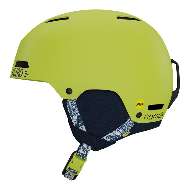 Limefarbener Skihelm Giro Crüe Mips FS mit Namuk-Logo und gemusterten Ohrpolstern.