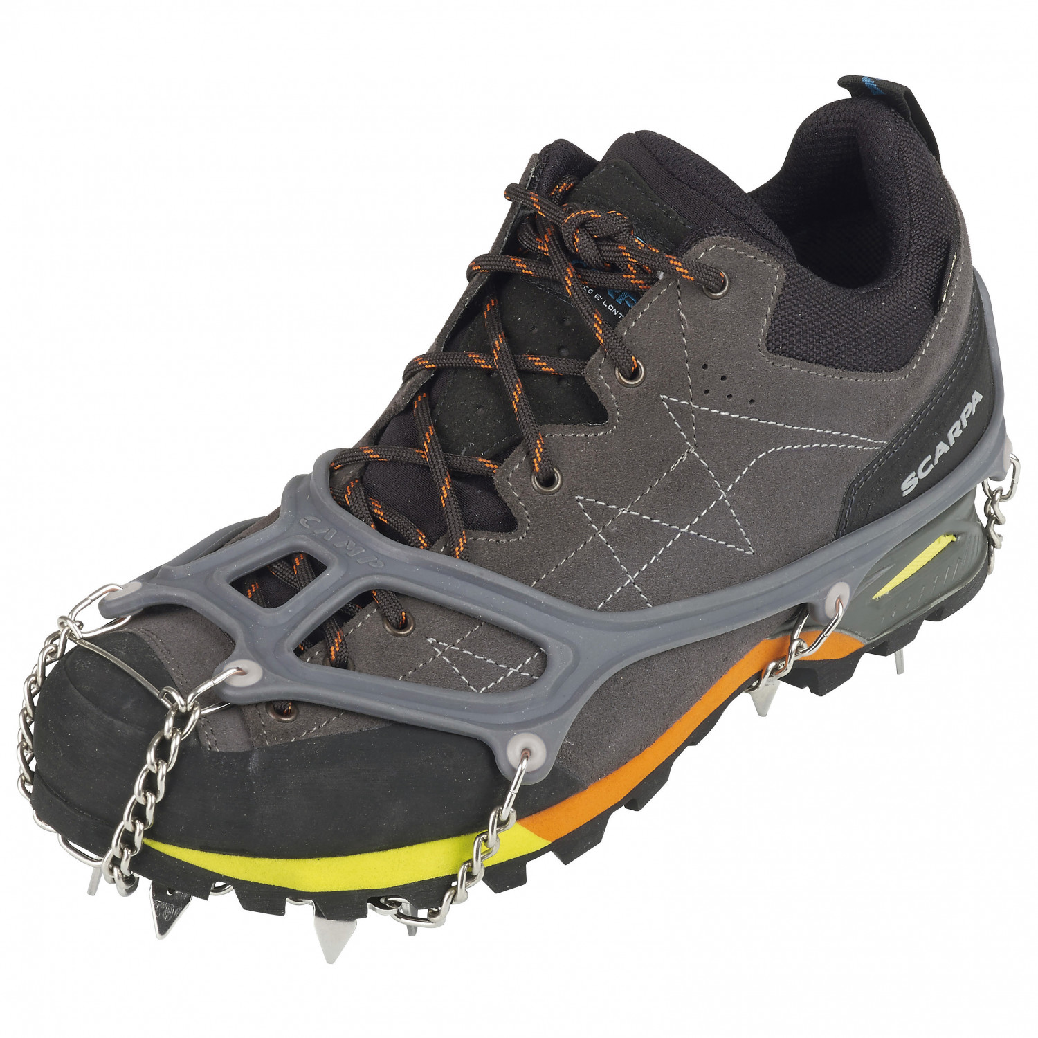 Grauer Wanderschuh mit montiertem Ice Master Light Steigeisen mit 13 Zacken und elastischem Befestigungssystem.
