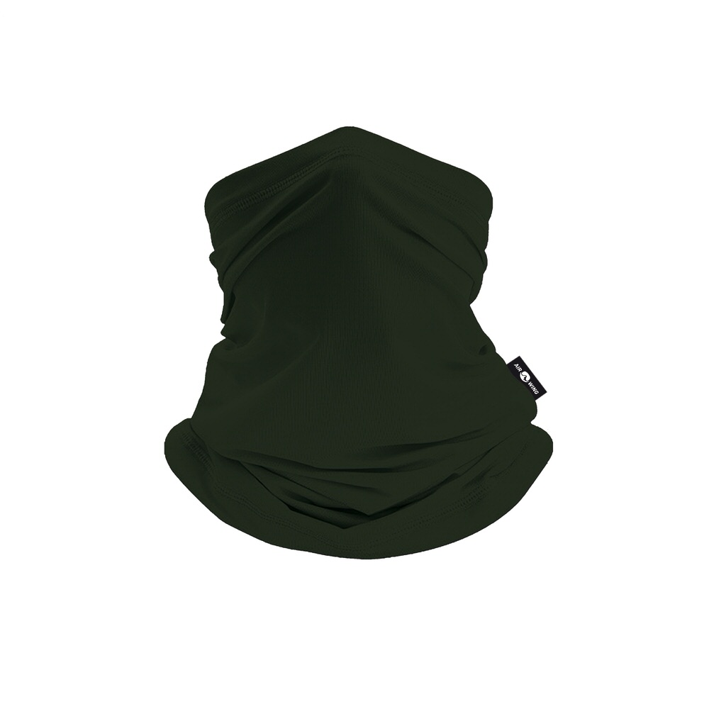 Foulard de masque froncé de couleur olive. L'accessoire est pris sur un fond blanc devant la tête.