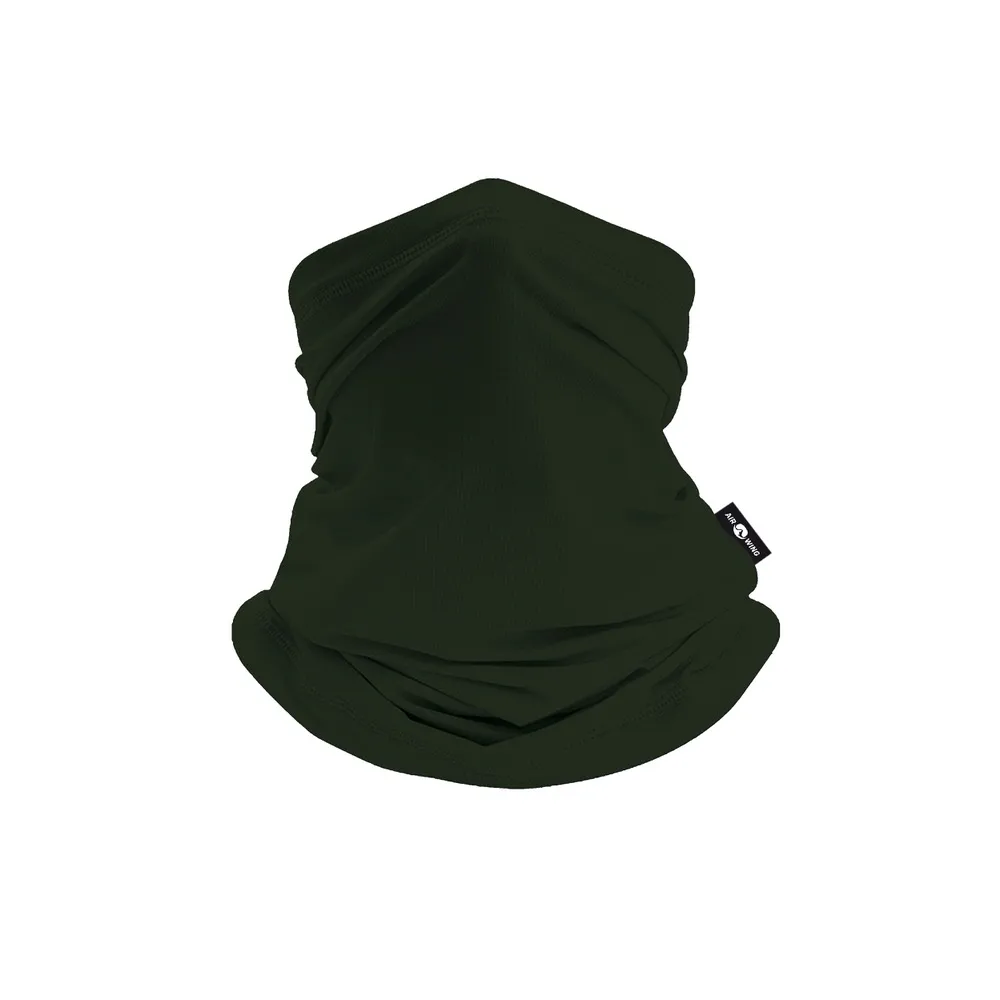 Olivefarbener, geraffter Maskenschal. Das Accessoire ist auf einem weißen Hintergrund vor Kopf aufgenommen.