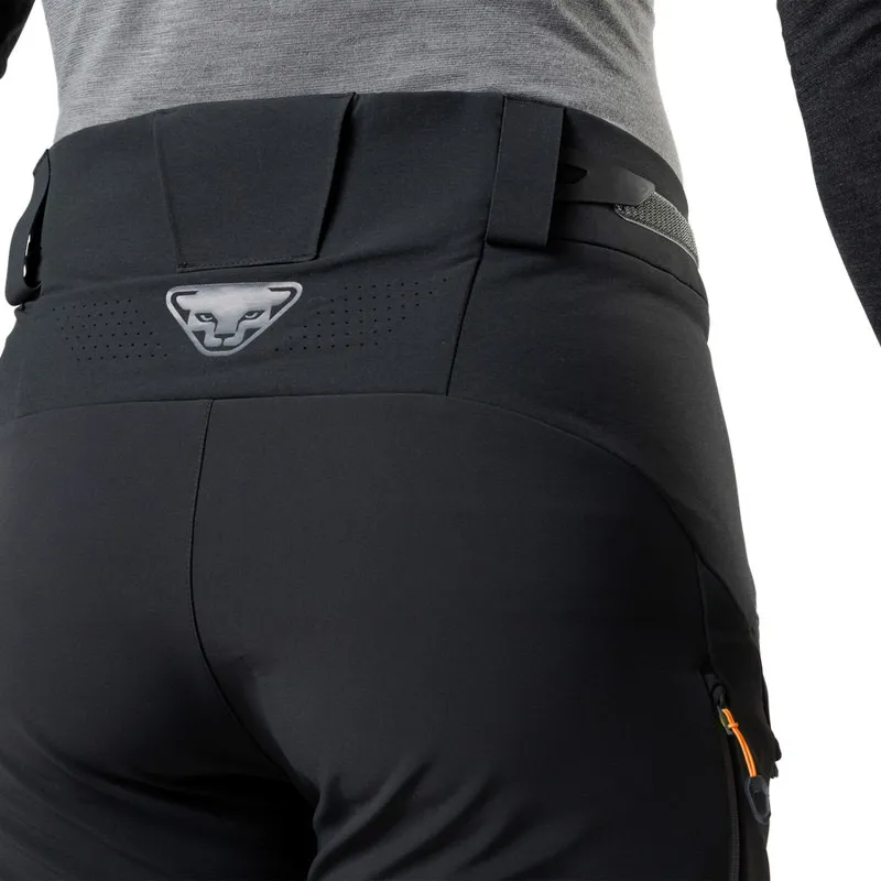 Détail de l'arrière du pantalon hybride Radical Infinium noir pour hommes avec le logo de la marque.