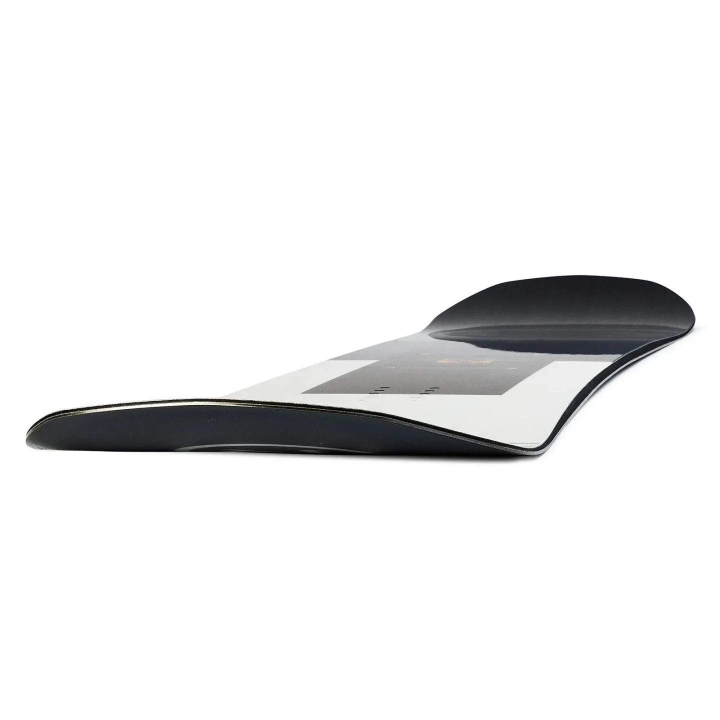 Detailansicht vom Nidecker Score Snowboard, von der Seite, mit Fokus auf das Boardprofil.