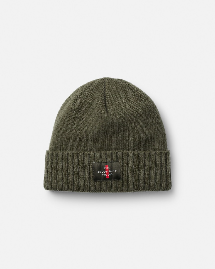 Bonnet vert en cachemire Bonnet vert Cashmere Mix avec bord côte et petit patch logo noir au milieu du rabat.