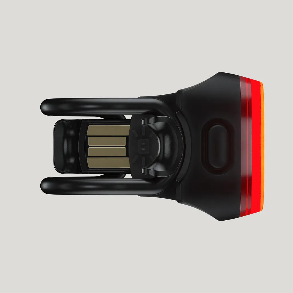 Feu arrière Blinder Mini Skull noir avec port USB et éclairage LED rouge, gros plan.