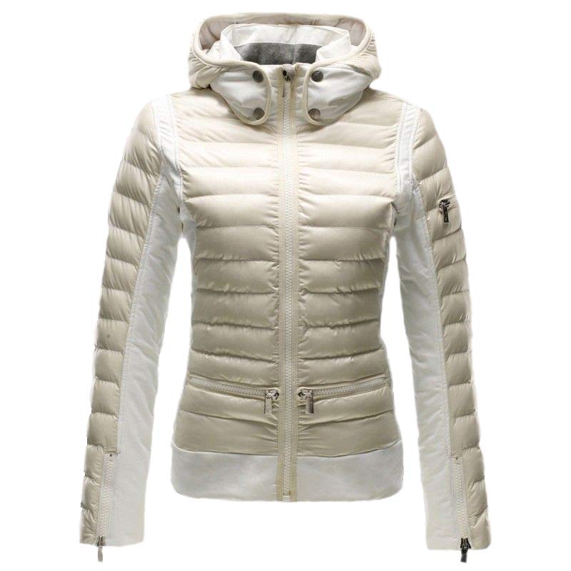 Wattierte, taillierte, helle Toni Sailer Arizona Jacke mit Kapuze und weißen Ärmeln.