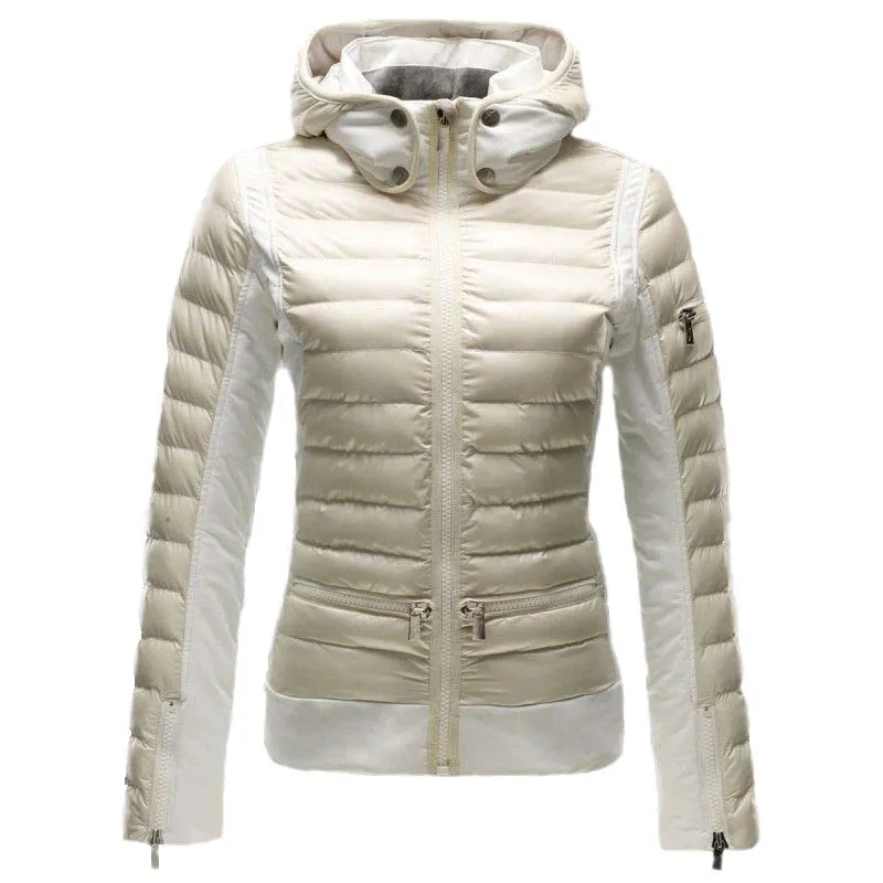 Wattierte, taillierte, helle Toni Sailer Arizona Jacke mit Kapuze und weißen Ärmeln.