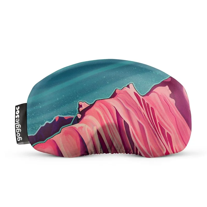 Protezione per occhiali da sci Gogglesoc con motivo di aurora boreale e paesaggio montano rosa. Protezione per occhiali da sci.
