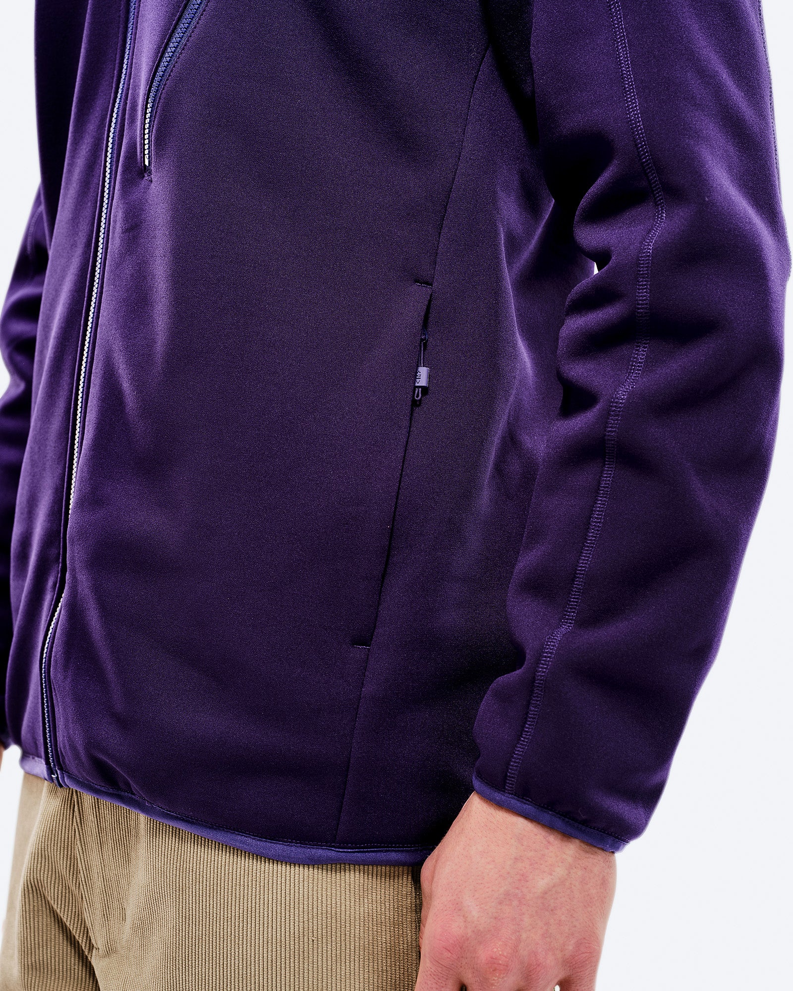Veste à capuche M-7 Tech Fleece Vue détaillée de la veste à capuche M-7 Tech Fleece en Parachute Purple avec fermeture éclair et poche latérale.