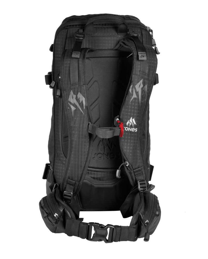 Schwarzer Rucksack mit Logo Schwarzer Jones DSCNT RAS Tourenrucksack von hinten, mit Trägern und Hüftgurt, Logo auf den Trägern.