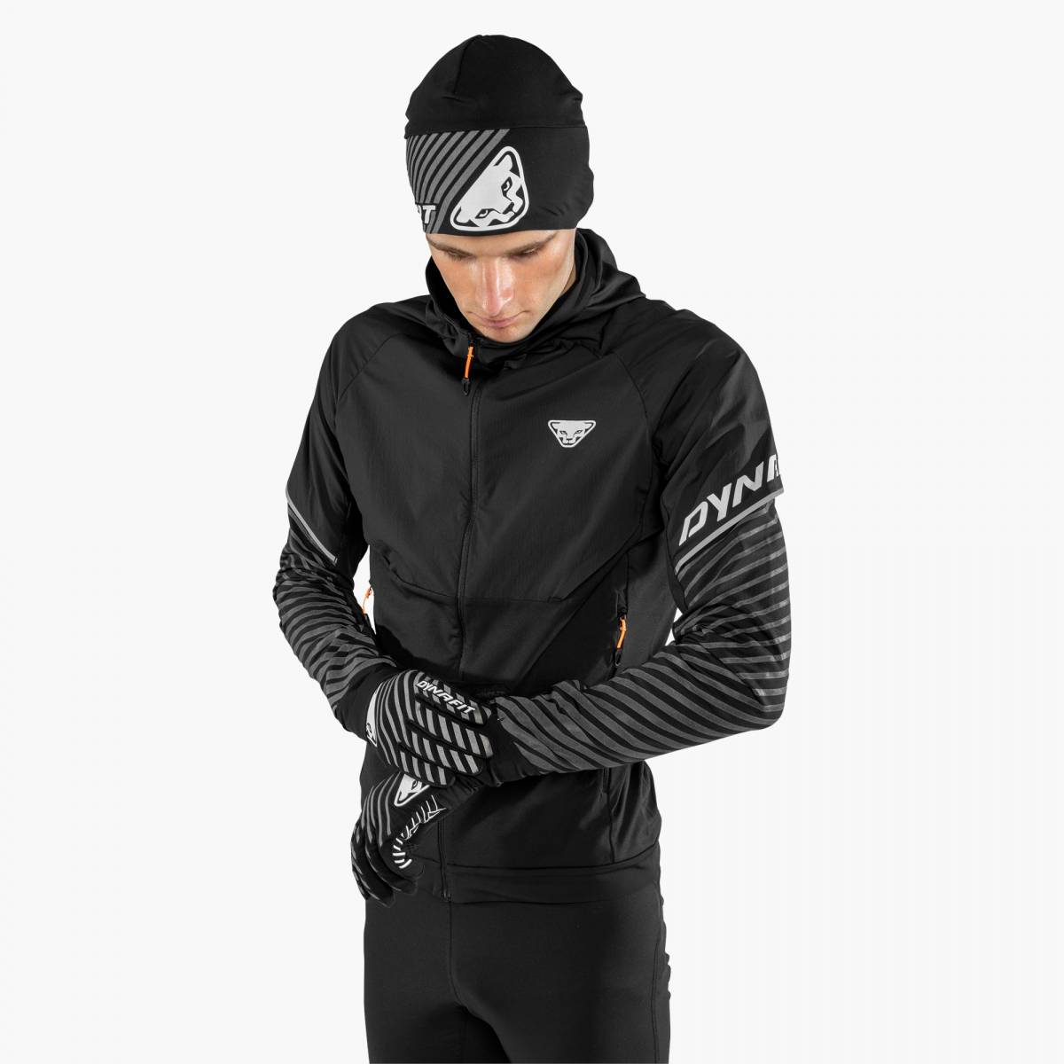 Läufer in schwarzer Dynafit-Ausrüstung, inklusive reflektierender Alpine Handschuhe.