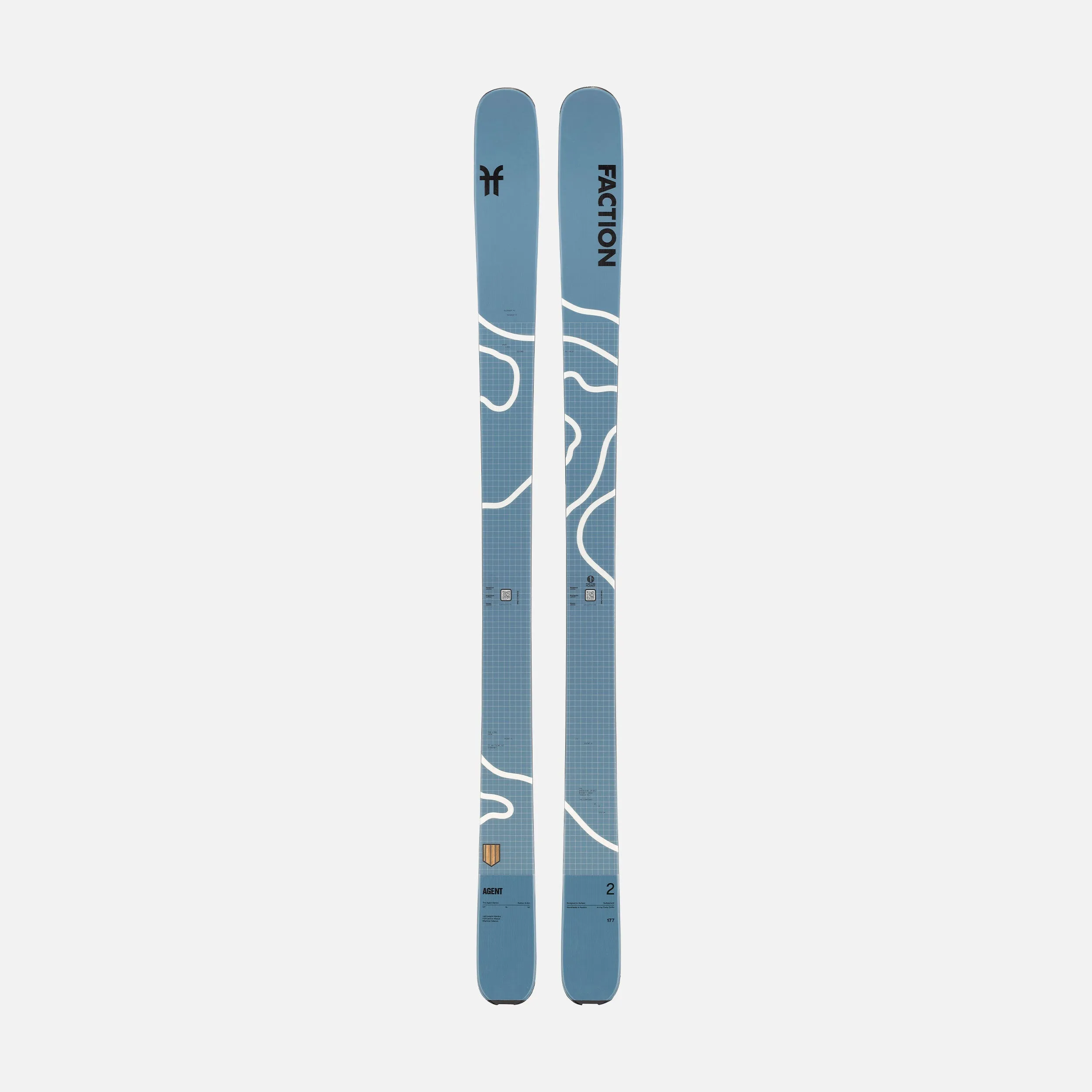 Zwei blaue Ski mit weißen, geschwungenen Linien und einem feinen, hellen Rastermuster, nebeneinander auf einem hellgrauen Hintergrund.