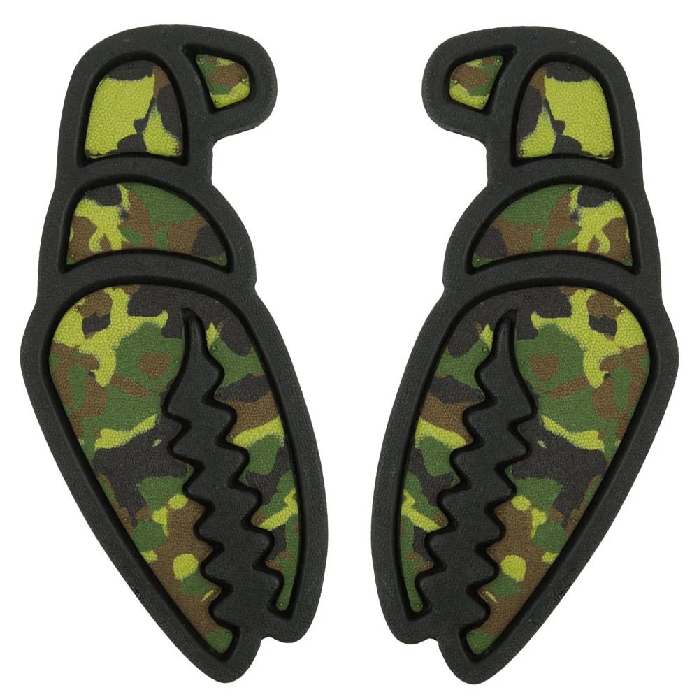 Zwei identische, krabbenklauenähnliche Snowboard Stomp Pads im Camouflage-Muster in Grün-, Braun- und Schwarztönen. Mit schwarzem Rand und griffiger, wellenförmiger Oberfläche für maximalen Halt. Mega Claw Camo Set.