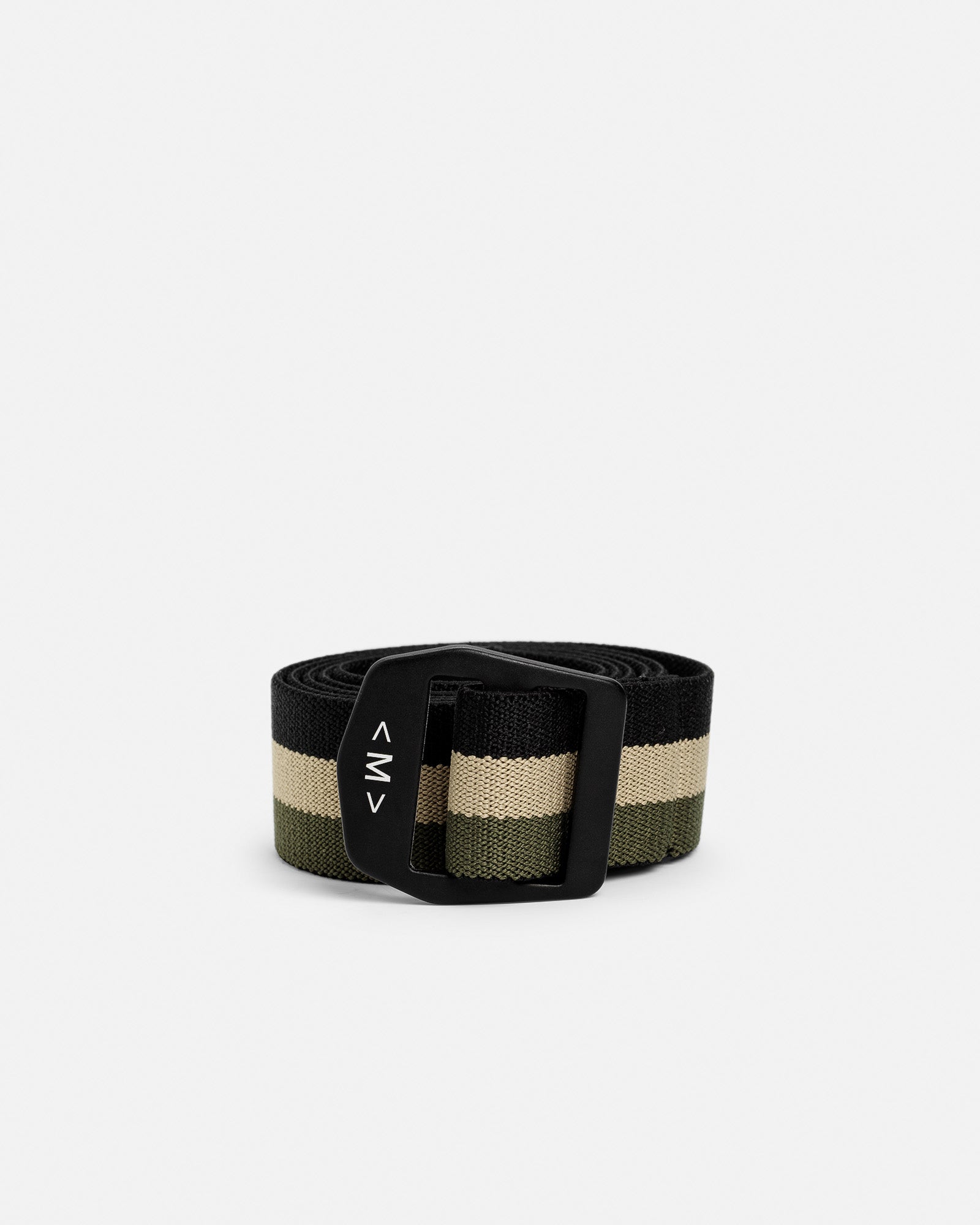 Ceinture à rayures enroulée en noir, kaki et vert forêt avec boucle métallique noire.