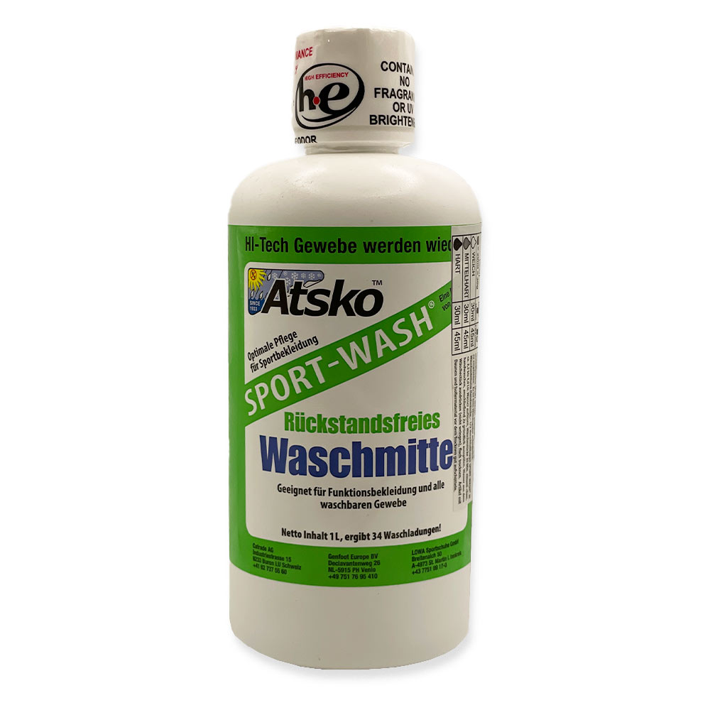 Weiße Flasche Sport-Wash Waschmittel mit grünem Etikett. Text auf dem Etikett ist in grün und schwarz.