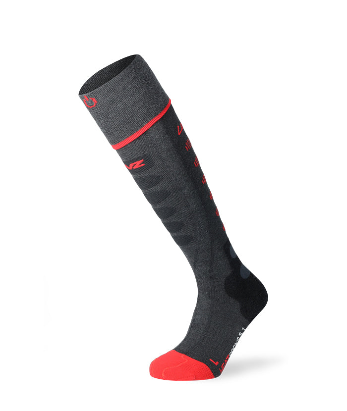 Graue Socke mit Mustern Eine lange, grau melierte Socke mit roter Spitze und Manschette steht aufrecht vor einem weißen Hintergrund. Sie hat ein dezentes Muster und rote Aufdrucke.