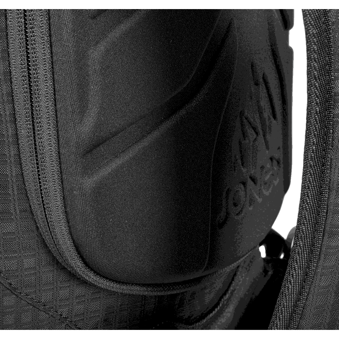 Jones DSCNT 32L Rucksack Detailaufnahme des Jones DSCNT 32L Rucksacks, der eine gepolsterte, schwarze Oberfläche mit Reißverschluss zeigt.